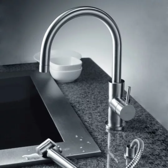 Faucet ครัวหนึ่งพร้อมเครื่องพ่นสารเคมี